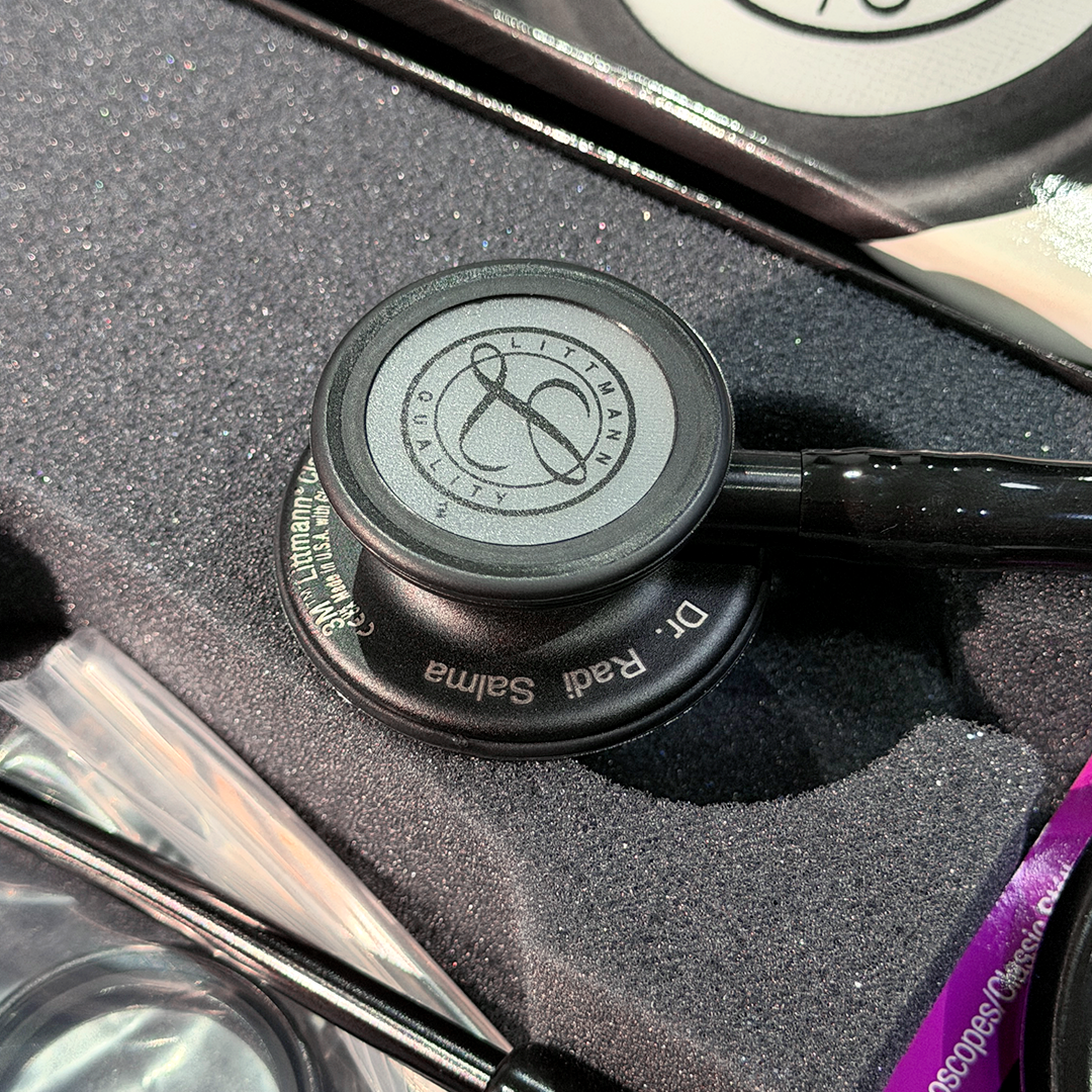Exemple de gravure de nom sur stéthoscope Littmann Classic III pour médecin et résident