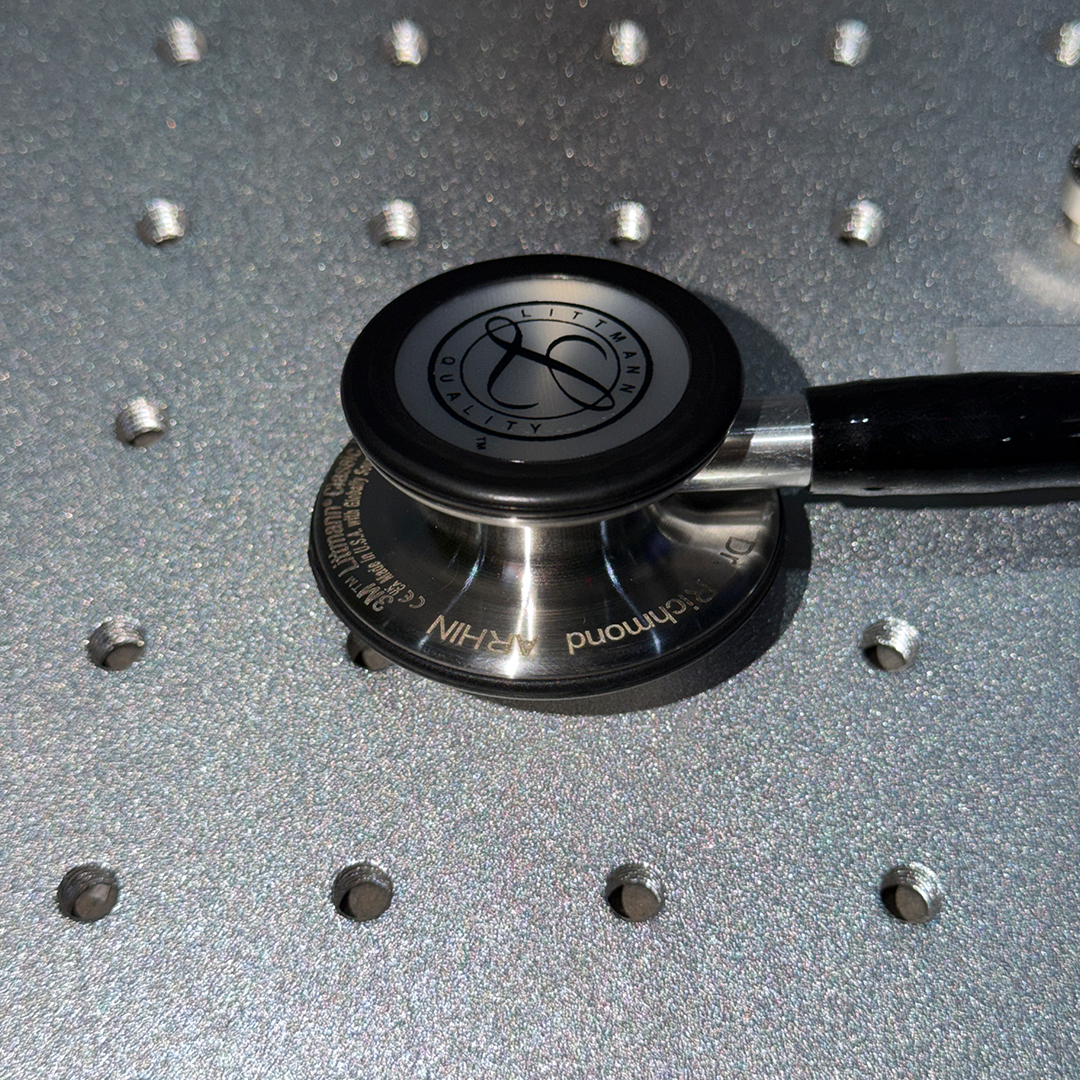 Exemple de gravure laser sur stéthoscope 3M Littmann Classic III pour étudiant en médecine
