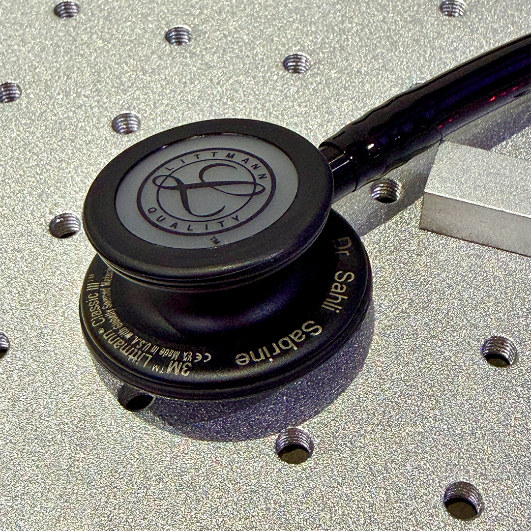 Exemple de stéthoscope Littmann personnalisé avec nom gravé au laser chez Beez Maroc